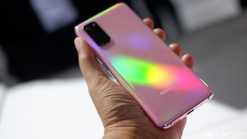 Layarnya Dynamic AMOLED 2X berukuran 6,2 inch. Foto: Adi Fida Rahman/detikINET