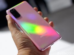 Ini Galaxy S20, Si Mungil yang Nyaman di Genggaman