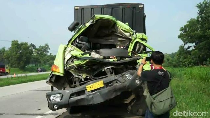 Tabrakan beruntun di Tol Cipali Subang