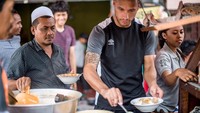 Dikenal sebagai pribadi yang ramah dan dekat dengan banyak orang membuat Raphael disegani. Ia juga dikenal sebagai orang yang hobi makan. Lihat saja gayanya  ketika sedang menuangkan kuah soto. 