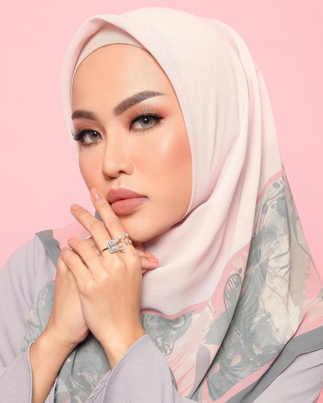Bisnisnya yang semakin meroket, Medina kemudian membangun brand skincare Lazeta Skincare yang laris manis di Bandung. Alumnus Sekolah Tinggi Ilmu Kesehatan Budi Luhur Cimahi, Bandung itu juga terjun ke bisnis fashion yang diberi nama Medinazein Boutique. Foto: instagram @medinazein.