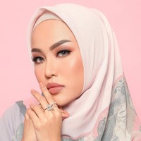 Bisnisnya yang semakin meroket, Medina kemudian membangun brand skincare Lazeta Skincare yang laris manis di Bandung. Alumnus Sekolah Tinggi Ilmu Kesehatan Budi Luhur Cimahi, Bandung itu juga terjun ke bisnis fashion yang diberi nama Medinazein Boutique. Foto: instagram @medinazein.