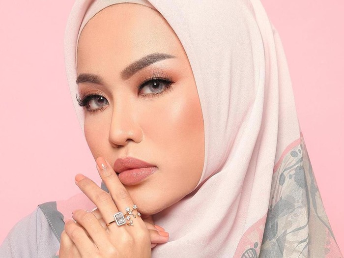 Selebgram Medina Zein unggah video dan foto lepas hijab.