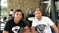 Bertemu dengan juniornya sesama pemain bola, Raphael tak melewatkan waktu untuk sekedar nongkrong sambil ngobrol ringan. Foto: instagram @raphaelmaitimo