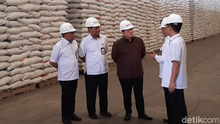 Menteri BUMN Erick Thohir Mengunjungi Gudang Bulog