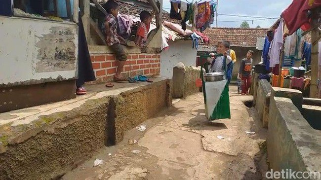 Demi Biayai Sekolah, Anak-anak Ini Rela Jualan Basreng hingga Cilok