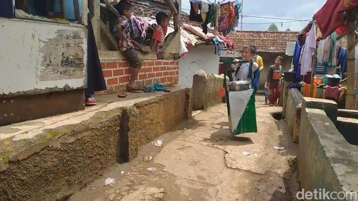 Anak Jualan Makanan Demi Sekolah