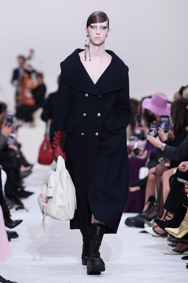 Valentino menyuguhkan koleksi busana yang didominasi warna hitam di Paris Fashion Week 2020, Paris, Prancis, Minggu [01/03/2020]. Photo by Pascal Le Segretain/Getty Images.