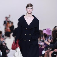 Valentino menyuguhkan koleksi busana yang didominasi warna hitam di Paris Fashion Week 2020, Paris, Prancis, Minggu [01/03/2020]. Photo by Pascal Le Segretain/Getty Images.