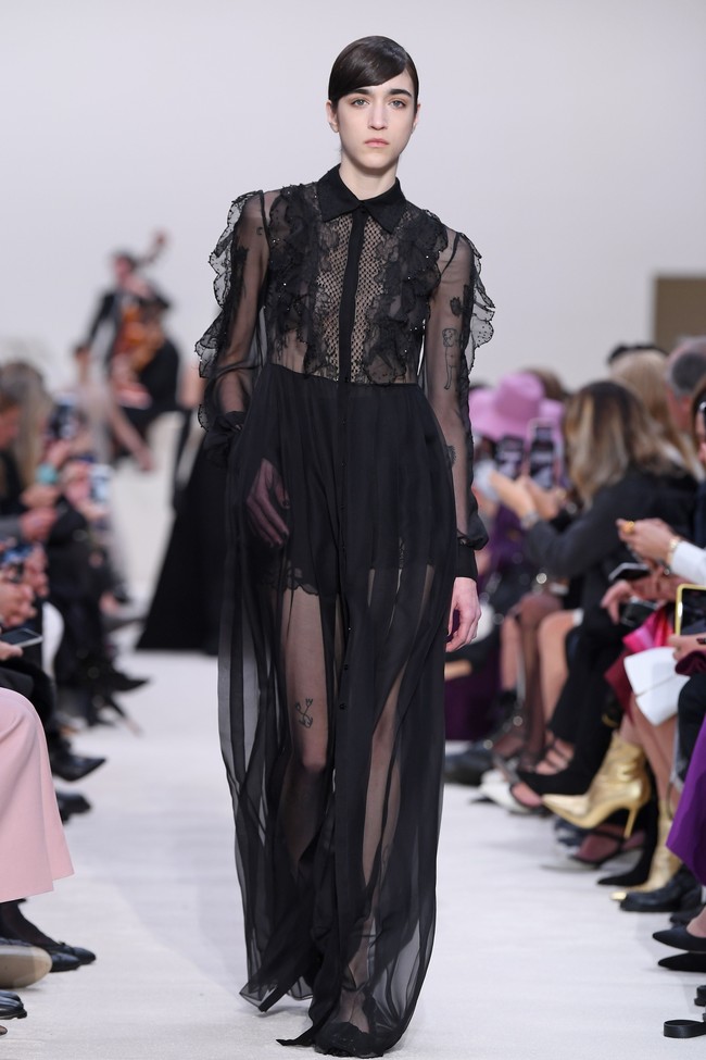 Valentino menyuguhkan koleksi busana yang didominasi warna hitam di Paris Fashion Week 2020, Paris, Prancis, Minggu [01/03/2020]. Photo by Pascal Le Segretain/Getty Images.