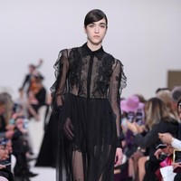 Valentino menyuguhkan koleksi busana yang didominasi warna hitam di Paris Fashion Week 2020, Paris, Prancis, Minggu [01/03/2020]. Photo by Pascal Le Segretain/Getty Images.