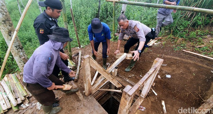 Petugas gabungan menutup belasan lubang galian emas ilegal di Kabupaten Sukabumi. Polisi juga turut amankan 8 orang yang diduga terlibat aktivitas tersebut.