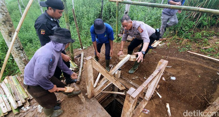 Petugas Gabungan Tutup Lubang Tambang Emas Ilegal di Sukabumi Petugas gabungan menutup belasan lubang galian emas ilegal di Kabupaten Sukabumi. Polisi juga turut amankan 8 orang yang diduga terlibat aktivitas tersebut.