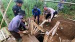 Petugas Gabungan Tutup Lubang Tambang Emas Ilegal di Sukabumi