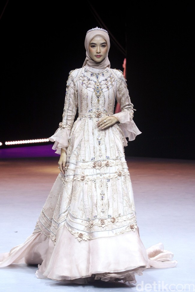 Fashion show terbaru busana muslim Ayu Dyah Andari bertajuk Oase di Muslim Fashion Festival 2020, Jakarta Convention Center, Jakarta, Sabtu [22/2/2020]. Foto: Mohammad Abduh/Wolipop.
