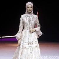 Fashion show terbaru busana muslim Ayu Dyah Andari bertajuk Oase di Muslim Fashion Festival 2020, Jakarta Convention Center, Jakarta, Sabtu [22/2/2020]. Foto: Mohammad Abduh/Wolipop.