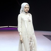 Fashion show terbaru busana muslim Ayu Dyah Andari bertajuk Oase di Muslim Fashion Festival 2020, Jakarta Convention Center, Jakarta, Sabtu [22/2/2020]. Foto: Mohammad Abduh/Wolipop.