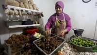 Merebaknya isu virus corona di Indonesia berdampak pada penjualan jahe merah.