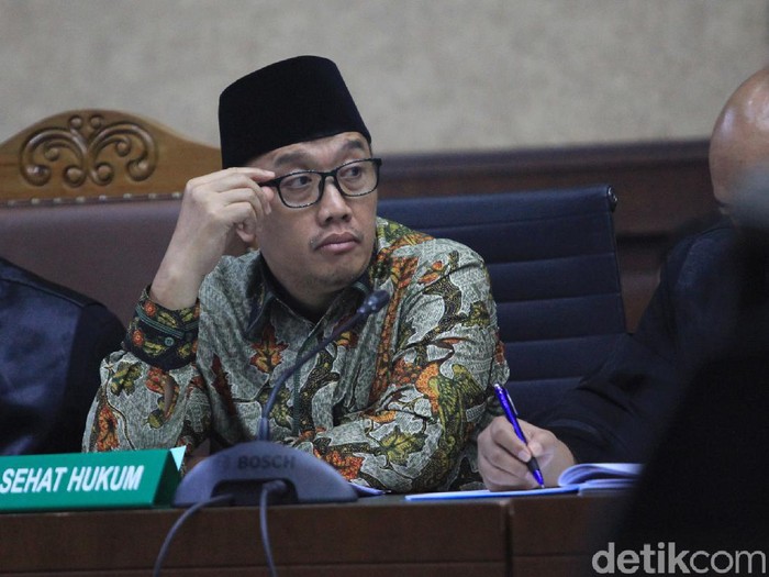 Terdakwa dugaan suap dana hibah KONI, Imam Nahrawi kembali jalani sidang lanjutan di Pengadilan Tipikor. Disana Imam terlihat mengenakan masker.