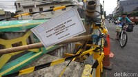 Tulisan himbauan agar tak melintas di trotoar telah dipasang. 