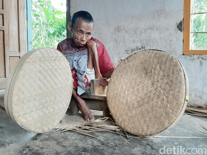 Turiyan (47) lahir sebagai laki-laki normal hingga kelas 2 SD. Namun saat bermain di sungai, ia terjepit batu hingga kakinya cacat permanen.