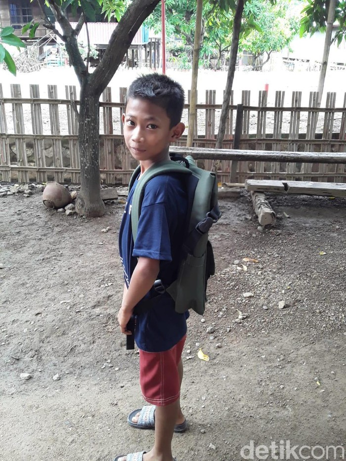 Aan Nur Pratama, bocah SD di Sidrap Sulsel memakai tas yang diberikan Jokowi (Hasrul Nawir/detikcom)