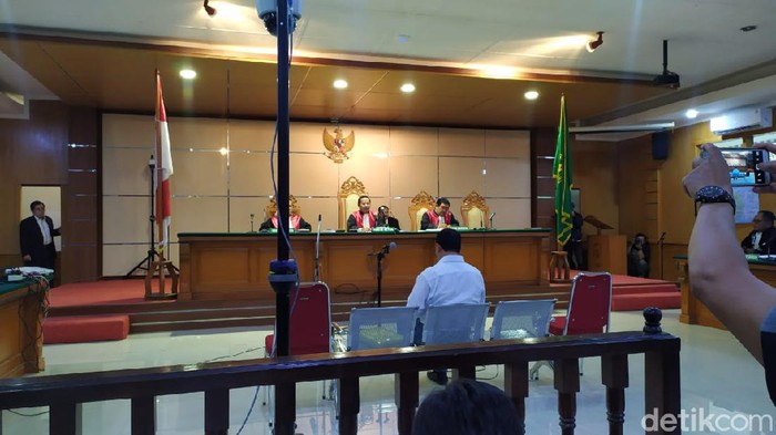 Eks Sekda Jabar Iwa Karniwa bacakan nota pembelaan dalam sidang suap proyek Meikarta