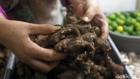 Meningkatnya permintaan jahe merah membuat harga tumbuhan herbal itu meroket. Di Pasar Rumput, Jakarta, harga jahe merah bahkan mencapai Rp 90 ribu per kilogram.