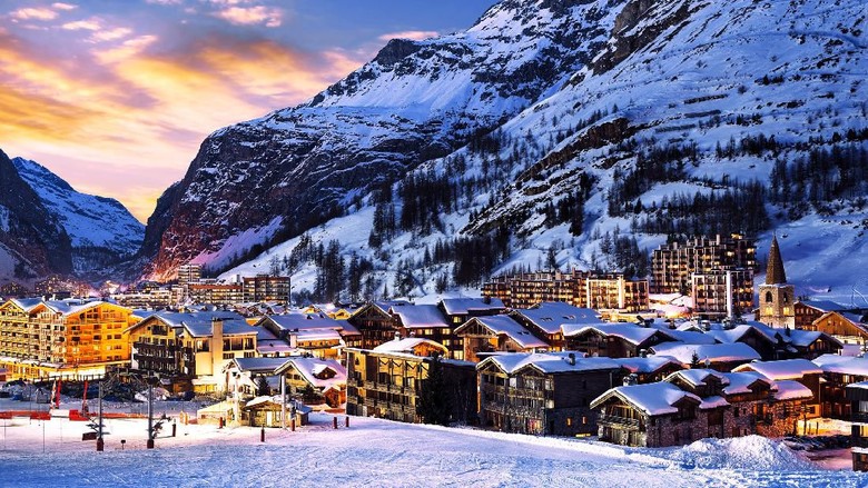 Resor salju di Val dIsere Famous and luxury place of Val dIsere at sunset, Tarentaise, Alps, France