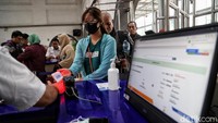 Fasilitas antiseptik gratis bagi para penumpang pun disediakan di sejumlah titik, salah satunya diletakkan di dekat meja check in du Stasiun Pasar Senen.
