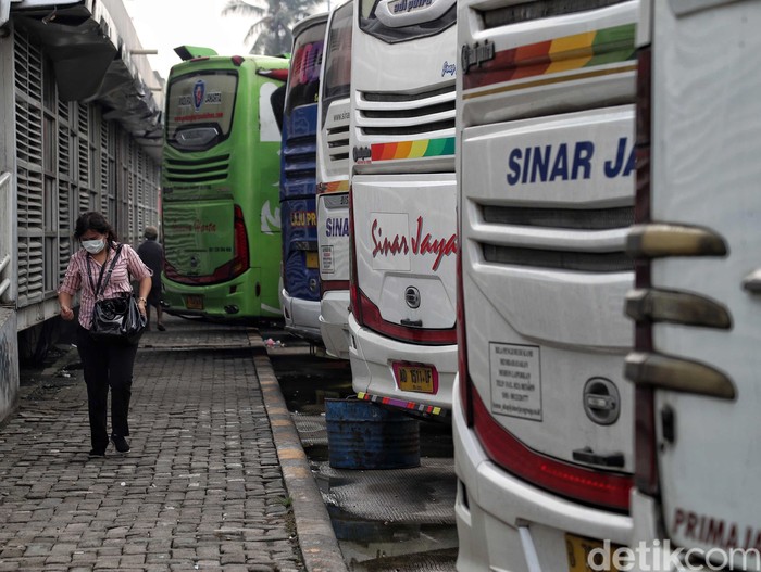 Sejumlah warga hilir mudik di kawasan Terminal Bus Tanjung Priok, Jakarta. Aktivitas di terminal tersebut tampak masih berjalan normal.