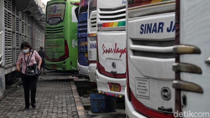 Suasana di Terminal Bus Tanjung Priok Sejumlah warga hilir mudik di kawasan Terminal Bus Tanjung Priok, Jakarta. Aktivitas di terminal tersebut tampak masih berjalan normal.