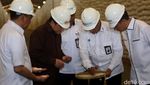 Senyum Erick Thohir Saat Cek Pasokan Beras Bulog di Kelapa Gading