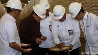 Menteri BUMN Erick Thohir bersama Dirut Perum Bulog Budi Waseso tampak melihat beras yang ada di gudang tersebut.