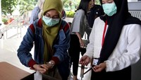 Pemeriksaan suhu tubuh itu diketahui telah berjalan sejak Senin (2/3) lalu dan akan berlangsung terus hingga kondisi sudah kondusif. Selain melakukan pemeriksaan suhu tubuh, fasilitas antiseptik gratis turut disediakan di area sekitar Kantor Pusat Pertamina. Istimewa/Dok. Pertamina.