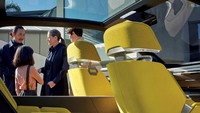 Tapi selain itu, Renault Morphoz punya senjata rahasia pada interiornya. Yang pertama mencuri perhatian adalah jok berkelir kuning yang didesain minimalis. Jok depan bisa dibalik 90 derajat sehingga bisa menghadap belakang. Mayoritas interior dibuat dari bahan daur ulang, bahkan lantai mobil dibuat dari bekas wadah yogurt. Selain setir berbentuk segi empat, pada dashboard juga disematkan 10,2 inchi layar sentuh sebagai pusat kendali hampir semua fungsi kendaraan.