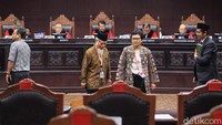 Kehadiran ketiga orang tersebut di sidang lanjutan uji formil UU KPK tersebut untuk menjadi saksi ahli.
