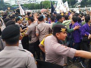 Demo Tolak Omnibus Law, Mahasiswa Sempat Terlibat Saling Dorong dengan Polisi