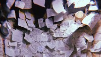 Dinding yang dipenuhi kertas puisi ini berawal dari para pengunjung yang sangat suka dengan rasa makanan di sini. Kemudian setiap pengunjung mulai menuliskan puisi tentang rasa enak makanan-makanan di Zel Manel Dos Ossos. Foto: Instagram
