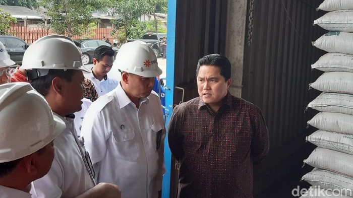 Menteri BUMN Erick Thohir Mengunjungi Gudang Bulog
