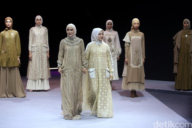 Fashion show terbaru busana muslim Ayu Dyah Andari bertajuk Oase di Muslim Fashion Festival 2020, Jakarta Convention Center, Jakarta, Sabtu [22/2/2020]. Foto: Mohammad Abduh/Wolipop.