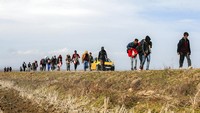 Sejumlah migran ramai-ramai berjalan kaki di dekat gerbang perbatasan Ipsala yang berada di kawasan Edirne, Turki, yang berbatasan dengan Yunani. AP Photo/Emrah Gurel.