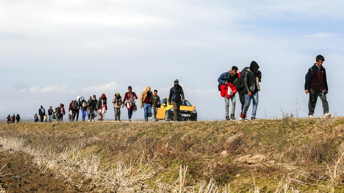 Sejumlah migran ramai-ramai melintasi kawasan Turki untuk masuk ke wilayah Yunani. Mereka berharap dapat memasuki benua Eropa demi kehidupan yang lebih baik.