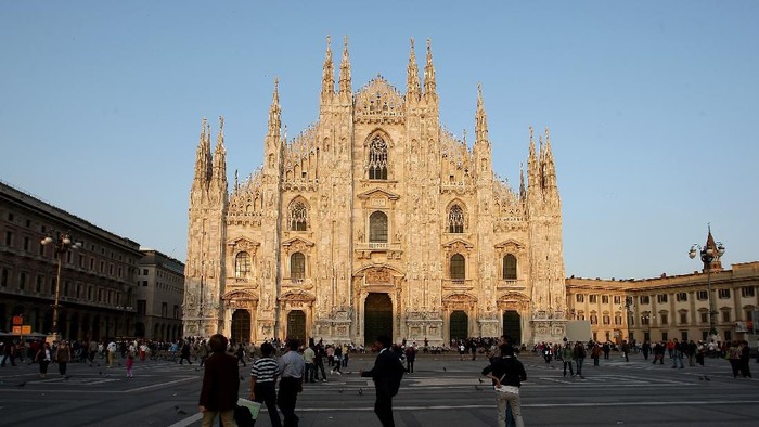 MILAN, ITALY - APRIL 29: A general view of the Duomo of Milan on April 29, 2010 in Milan, Italy.  (Photo by Vittorio Zunino Celotto/Getty Images)