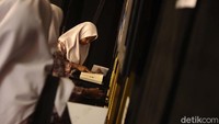 Para pelajat tengah melihat karya sastra yang dipamerkan.