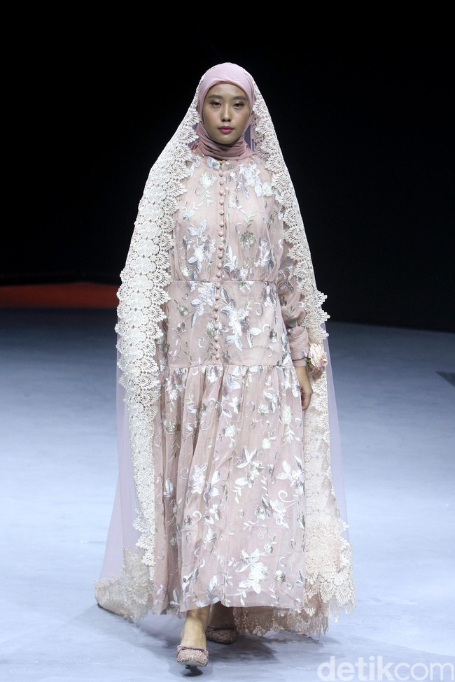 Fashion show Barli Asmara menampilkan koleksi terbaru bertajuk Neelakurinji di Muslim Fashion Festival 2020, Jakarta Convention Center, Jakarta, Sabtu [22/2/2020]. Foto: Mohammad Abduh/Wolipop.