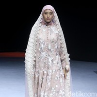 Fashion show Barli Asmara menampilkan koleksi terbaru bertajuk Neelakurinji di Muslim Fashion Festival 2020, Jakarta Convention Center, Jakarta, Sabtu [22/2/2020]. Foto: Mohammad Abduh/Wolipop.