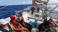 Sekelompok wanita tergabung dalam suatu ekspedisi untuk memerangi sampah plastik di laut. Diperkirakan, sekitar 8 juta metrik ton plastik masuk ke lautan setiap tahun. (Exxpedition.com)