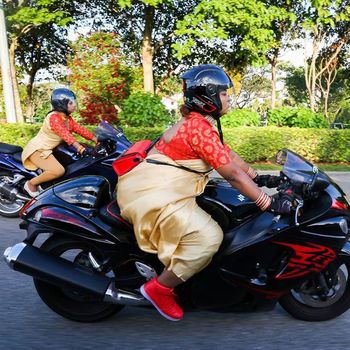 Rombongan pengantin wanita di Singapura konvoi naik moge