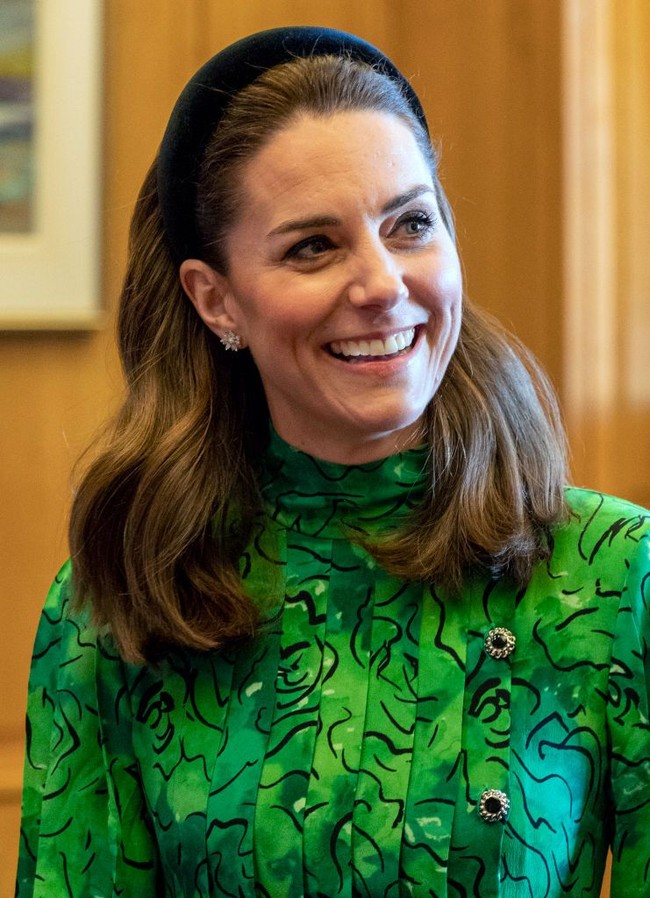 Tampilan seorang lady ataupun putri semakin ditonjolkan dengan pemakaian headpiece berupa bandana berbahan beludru. Foto: Phil Noble/Getty Images